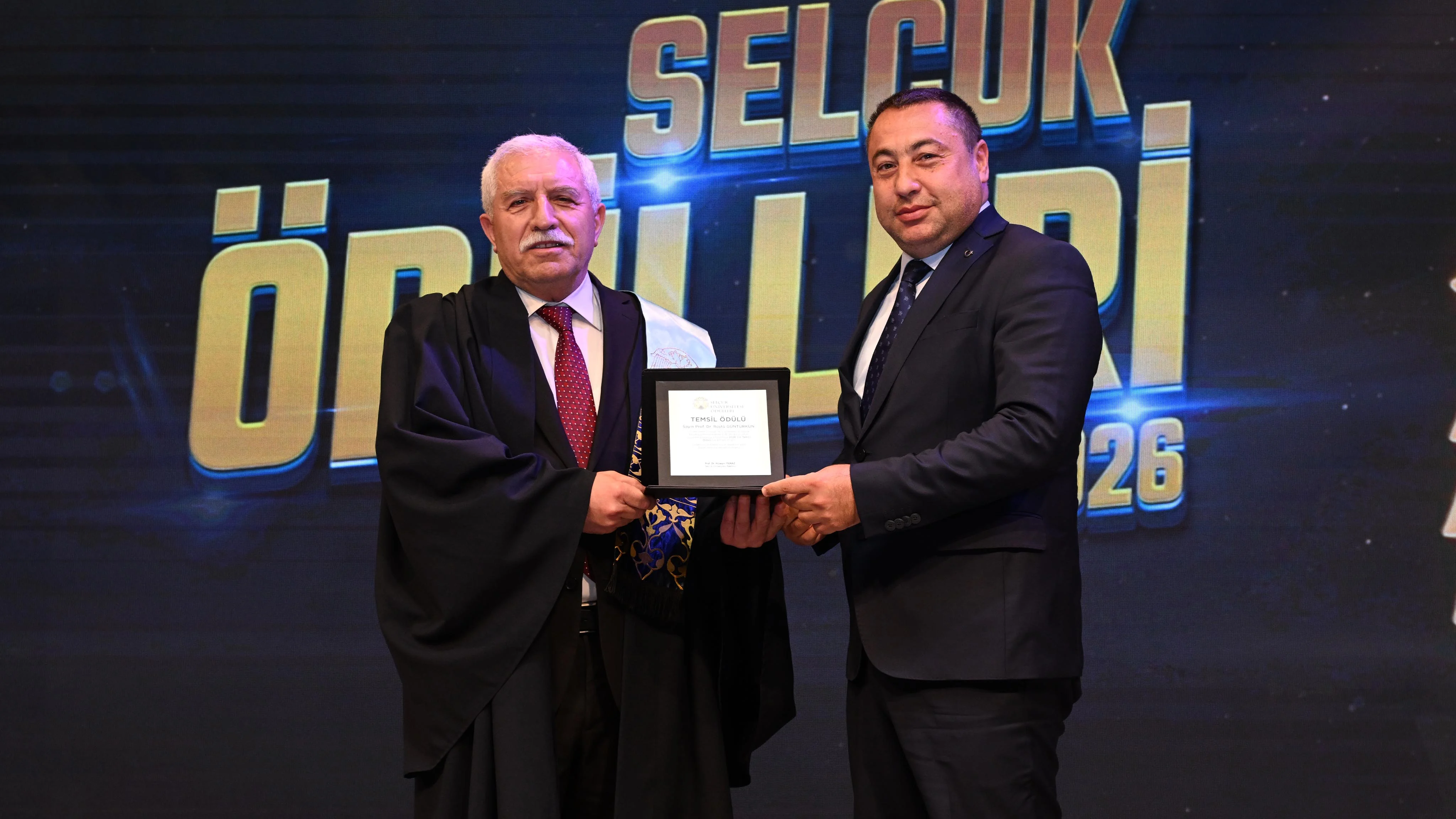 Yüksekokul Müdürümüz Prof. Dr. Rüştü GÜNTÜRKÜN’e “Üniversitemizi Temsil” Ödülü